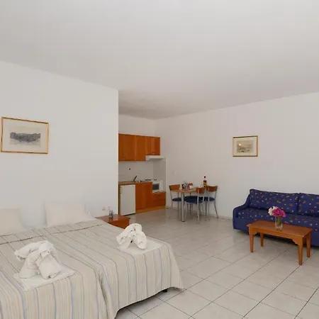 Costas & Chrysoula Aparthotel